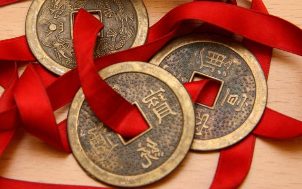 จีนเหรียญเชื่อมโยงกับเป็นโบว์แดง